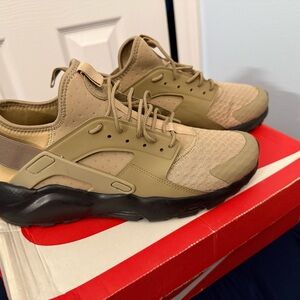 Nike Men's Beige and Black Sneakers